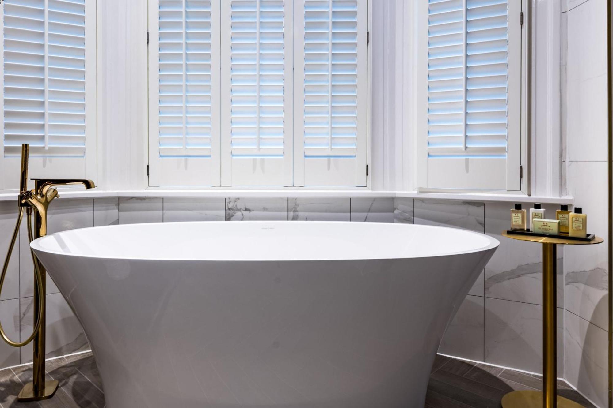 Stock Exchange Hotel, Manchester, Autograph Collection Eksteriør billede Bathroom shutters