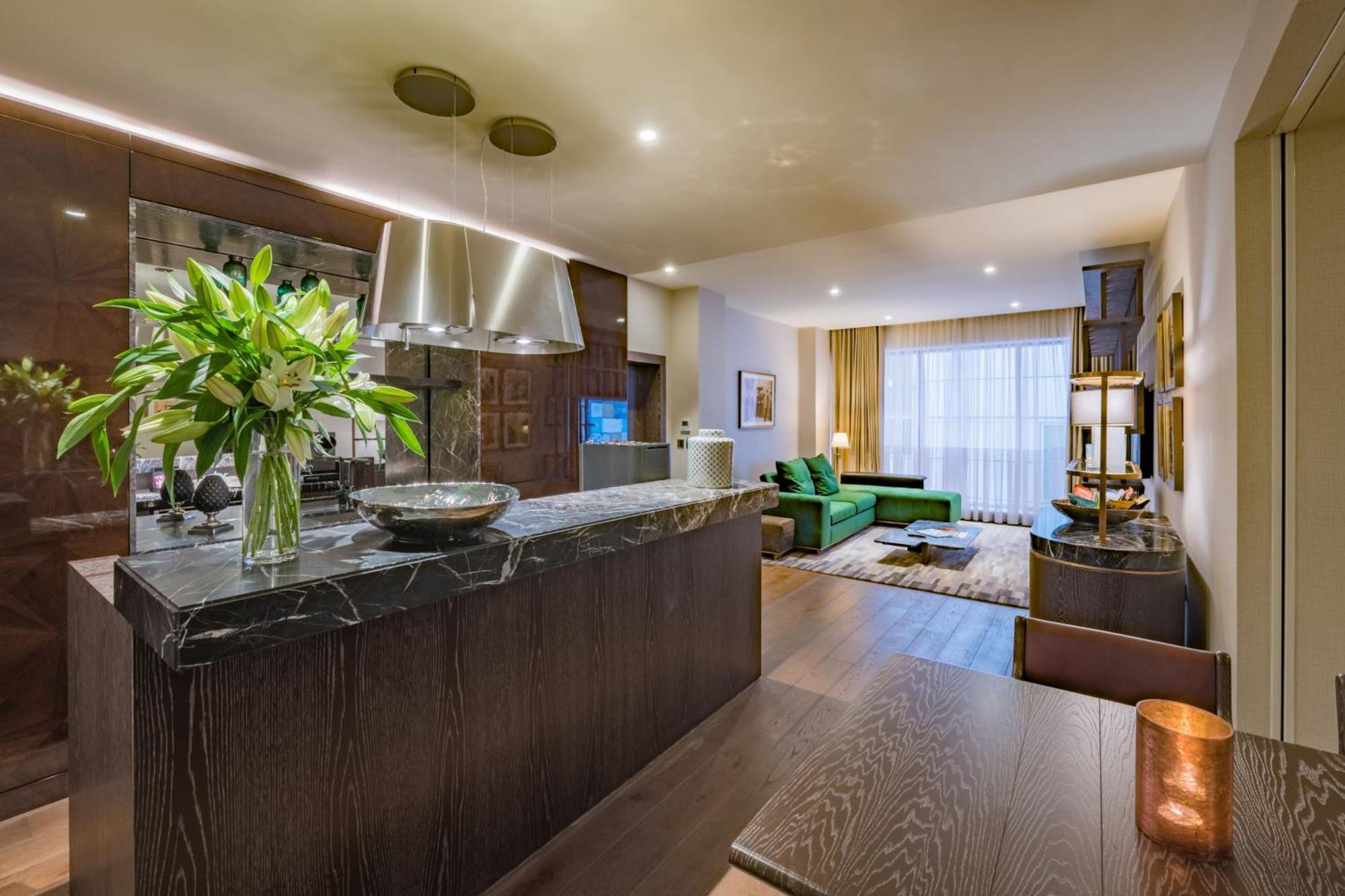 Stock Exchange Hotel, Manchester, Autograph Collection Eksteriør billede The kitchen and living room of a two-bedroom apartment