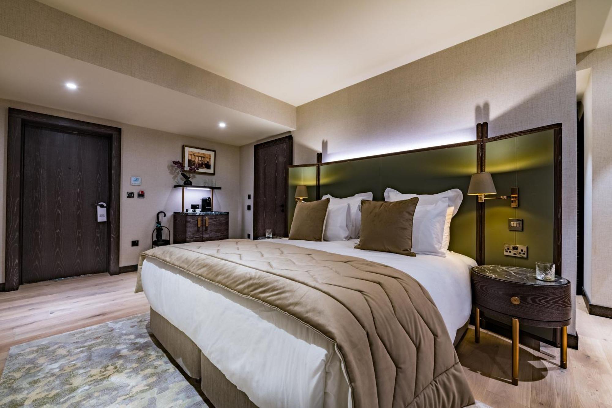 Stock Exchange Hotel, Manchester, Autograph Collection Eksteriør billede A bedroom at The Ivy Collection, St John's Wood