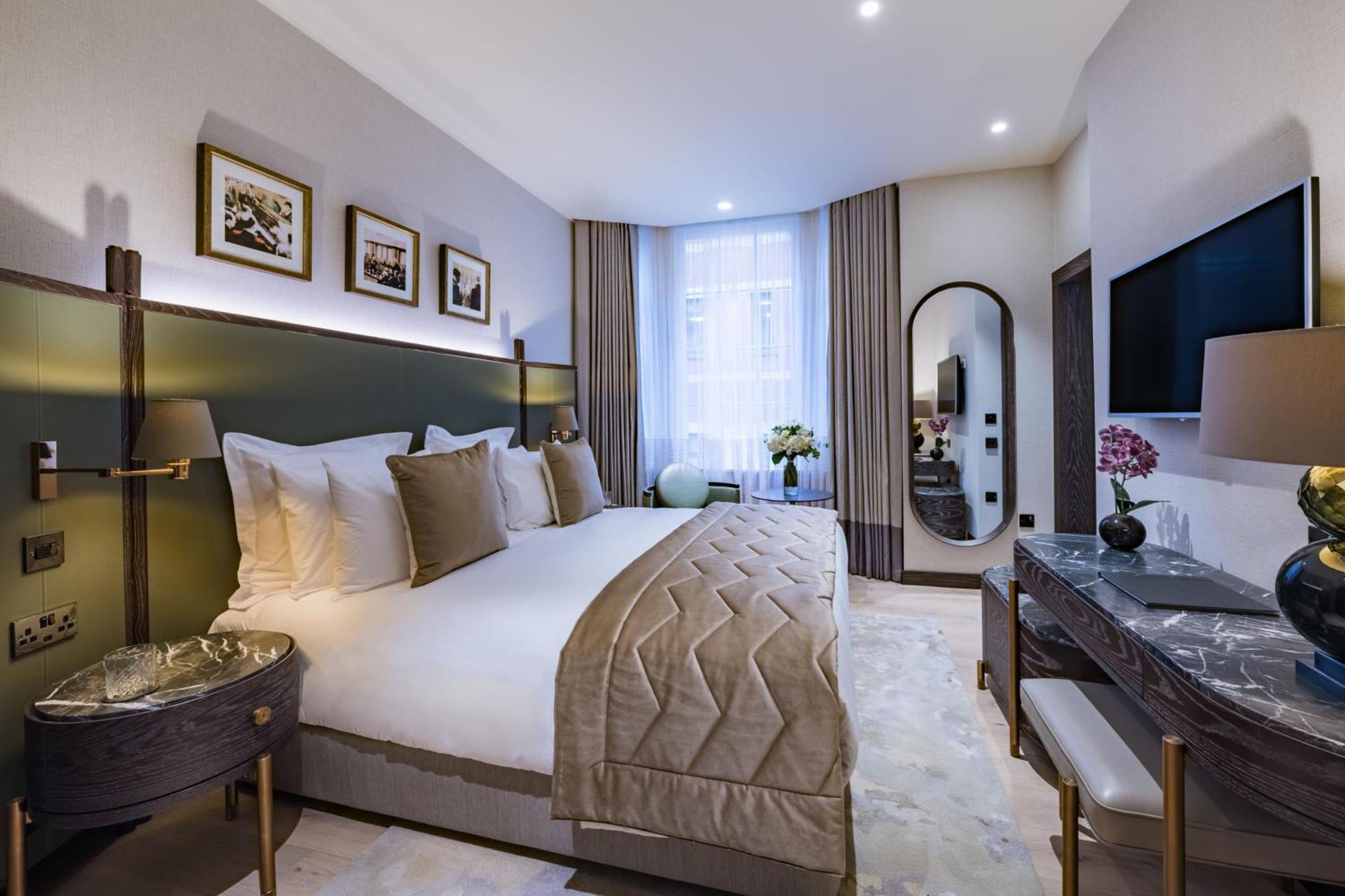 Stock Exchange Hotel, Manchester, Autograph Collection Eksteriør billede A bedroom at The Guardsman